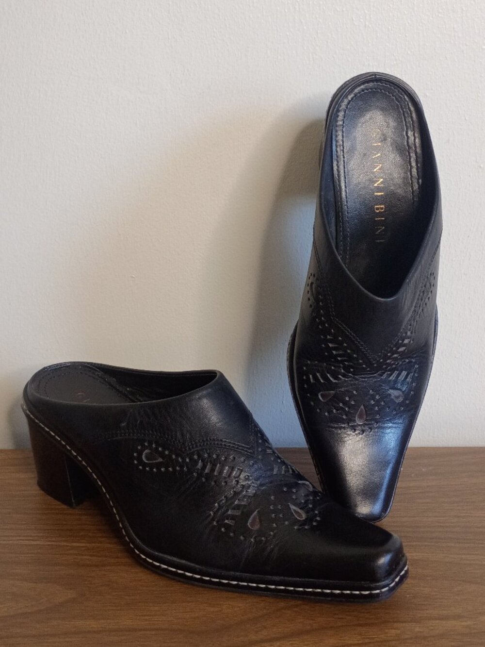 GIANNI BINI Sz 8.5M Black Leather Western Style Snip-Toe Mules Lazer Cut Design